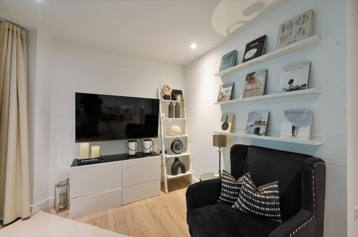 Luxury Boutique Designer Apartment- Tube Access- Zone 1 * Londra
